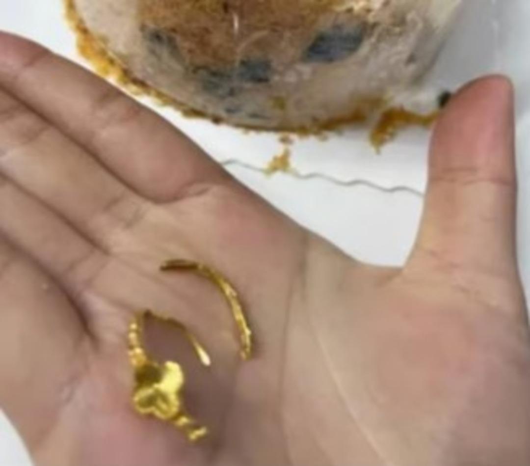 Evlilik teklifi bir anda yerle bir oldu! Genç kadın pastanın içindeki yüzüğü fark etmeden çiğnedi: "Güçlü dişleri için gelini tebrik ederim" 1