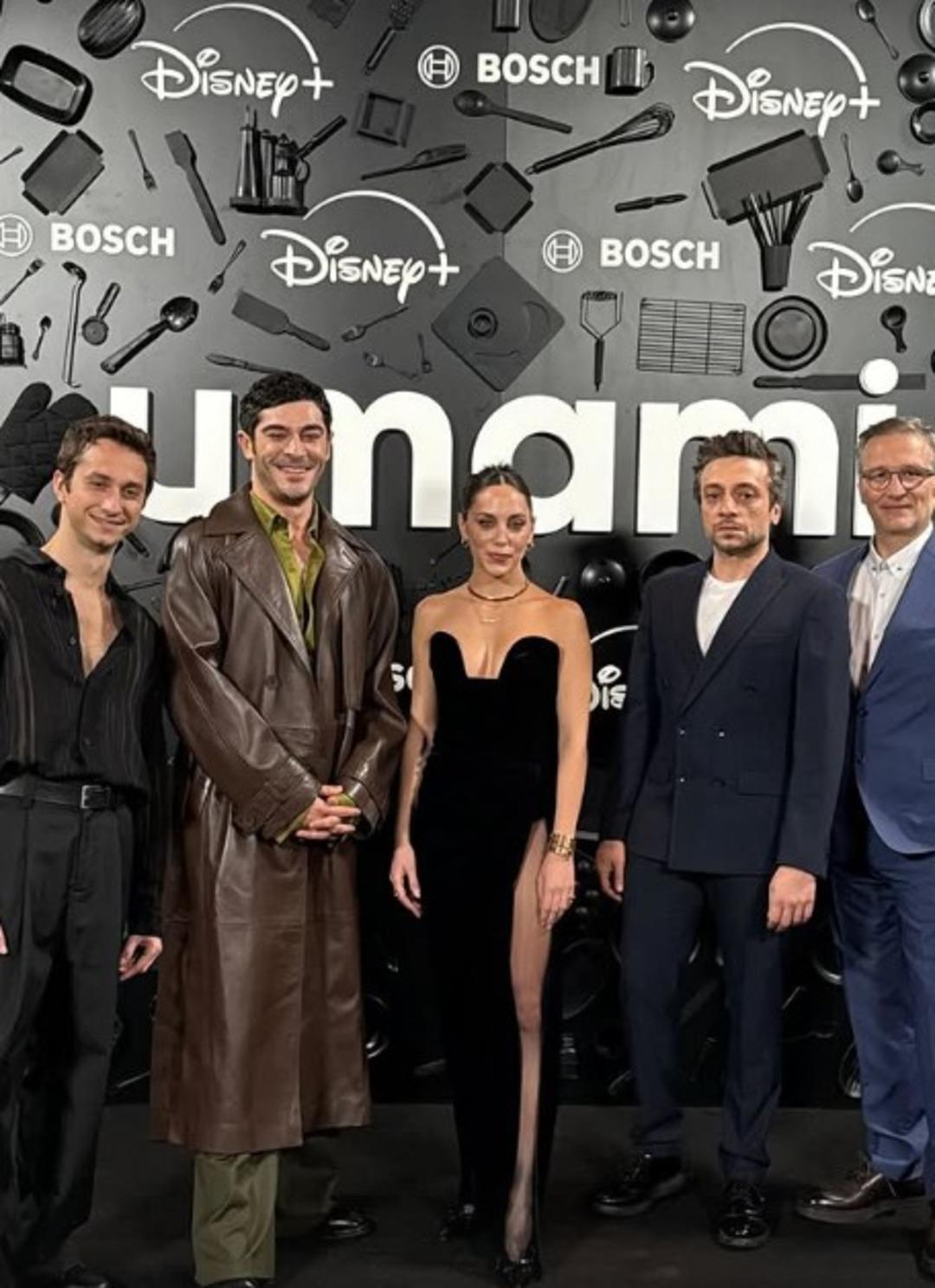 Öykü Karayel Umami filminin galasına damga vurdu! Derin yırtmacıyla mest etti 4