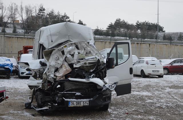 Samsun'da kahreden kaza! Tıra arkadan çarpan minibüsteki 4 kişilik aileden geriye acı kaldı... 