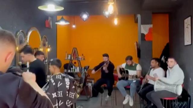 Klarnetli, kemanlı tıraş keyfi: Bursa’da berber dükkanında bir dansöz eksik