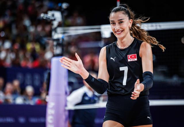 Türk voleybolunda tarihi imza! Fenerbahçe, Hande Baladın'ı 15 yıl aradan sonra Eczacıbaşı'ndan koparıyor...