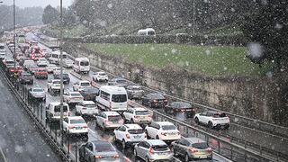 Uyarılar peş peşe gelmişti! İstanbul'da beklenen kar yağdı, trafik yoğunluğu arttı