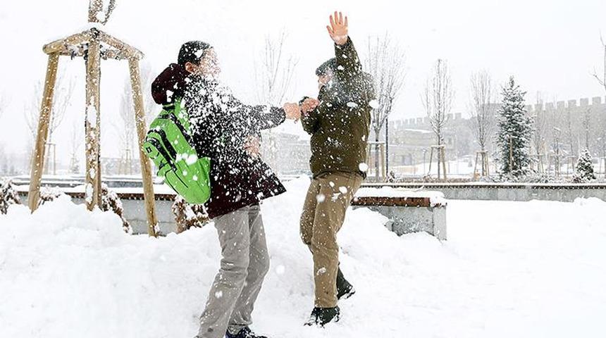 Valilikler peş peşe duyurdu! İstanbul'da okullar tatil mi? İşte okulların tatil edildiği tüm iller