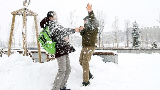 Valilikler peş peşe duyurdu! İstanbul'da okullar tatil mi? İşte okulların tatil edildiği tüm iller