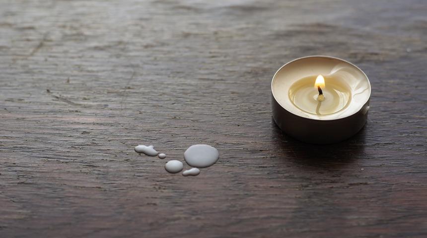 Mum lekesi nasıl &ccedil;ıkar? Mum lekesini ne &ccedil;ıkarır? En faydalı mum lekesi &ccedil;ıkarma y&ouml;ntemleri