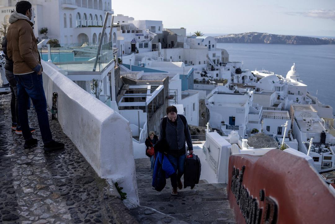 2025-02-04T090058Z_761660430_RC2JNCALO8A1_RTRMADP_3_GREECE-QUAKE-SANTORINI