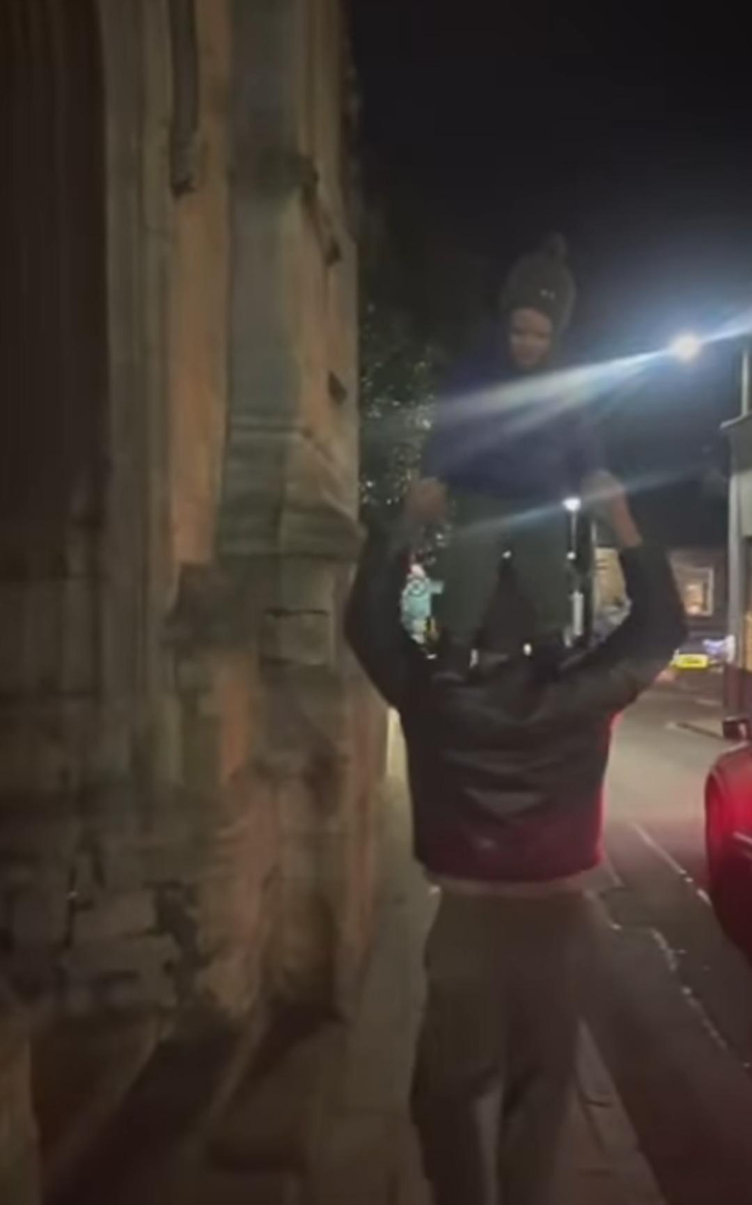 Kıvanç Tatlıtuğ gözlerden uzak büyüttüğü oğlu Kurt Efe yi paylaştı! Beğeni yağdı 2