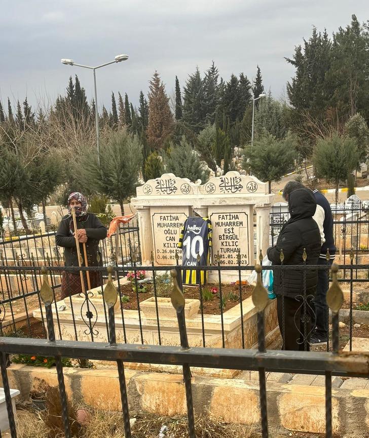 6 Şubat'ın fotoğrafı... Her köşede tarifi olmayan ayrı bir acı! Mezarlıklarda ağıtlar durmuyor: “Babanız dördünüzü çok seviyor” G1