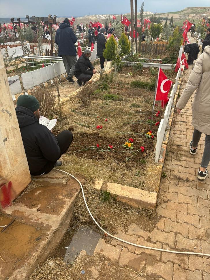 6 Şubat'ın fotoğrafı... Her köşede tarifi olmayan ayrı bir acı! Mezarlıklarda ağıtlar durmuyor: “Babanız dördünüzü çok seviyor” G3
