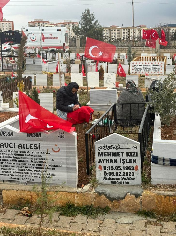 6 Şubat'ın fotoğrafı... Her köşede tarifi olmayan ayrı bir acı! Mezarlıklarda ağıtlar durmuyor: “Babanız dördünüzü çok seviyor” G4
