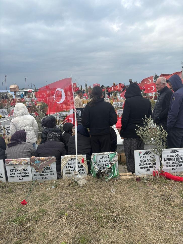 6 Şubat'ın fotoğrafı... Her köşede tarifi olmayan ayrı bir acı! Mezarlıklarda ağıtlar durmuyor: “Babanız dördünüzü çok seviyor” G5