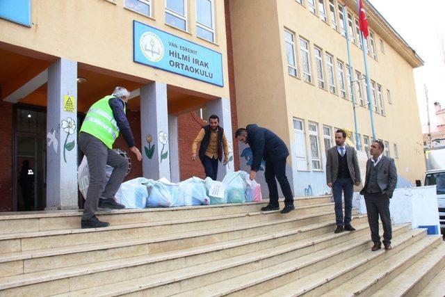 Edremit Belediyesinden okullara 100 bin TL’lik malzeme desteği