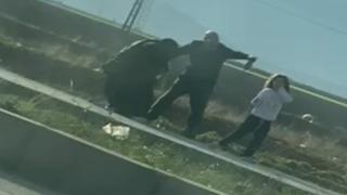Yanlarından geçen araçlara aldırış etmediler! Otoyolda dehşet... Kadını sürükleyip küçük kızı darbettiler