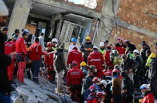 Enkazın altından 5. gün kurtuldular... Depremin mucizevi ailesinin anlattıkları yürek burktu!