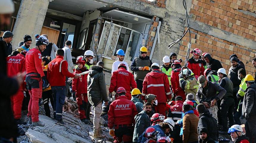 Enkazın altından 5. gün kurtuldular... Depremin mucizevi ailesinin anlattıkları yürek burktu!