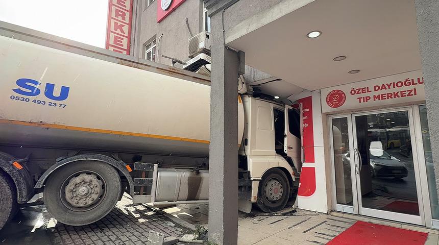 İstanbul'da facianın eşiğinden dönüldü! Freni boşalan su tankeri binaya daldı