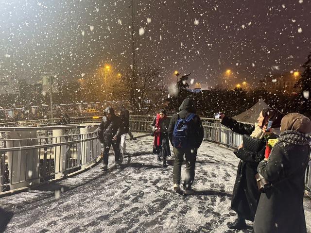 İstanbul'da kar yüzünü gösterdi, sürücüler sor anlar yaşadı! Öğrenciler kar tatili haberi beklerken, Meteoroloji'den yeni tahminler geldi