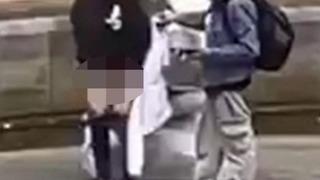 Skandal görüntüler! Kimse duruma anlam veremedi: İç çamaşırını çıkartıp heykelin yayına tuvaletini yaptı