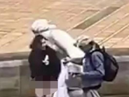 İç çamaşırını çıkartıp heykele tuvaletini yaptı