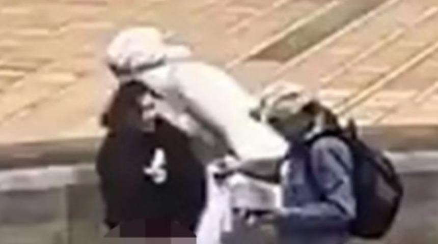 Skandal görüntüler! Kimse duruma anlam veremedi: İç çamaşırını çıkartıp heykelin yayına tuvaletini yaptı