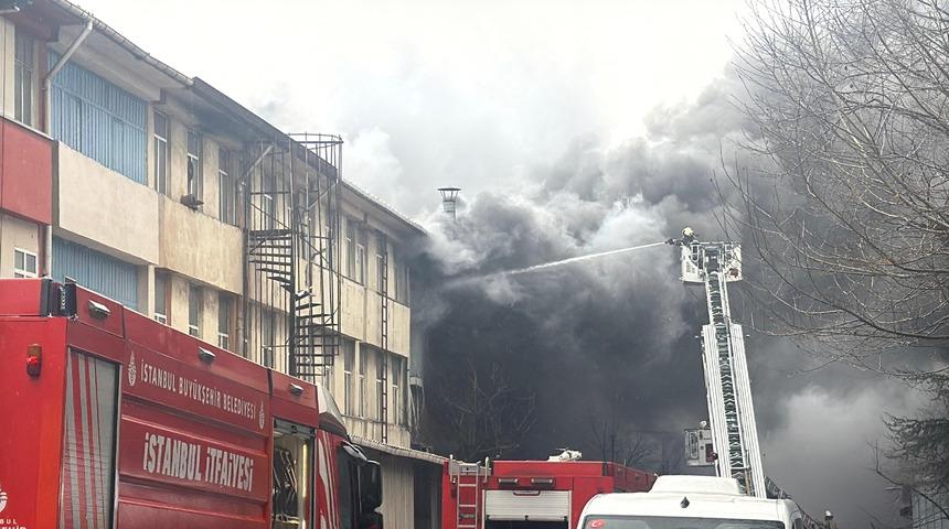 Başakşehir'de kauçuk atölyesinde yangın çıktı