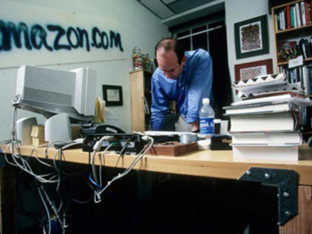 İşe k&uuml;&ccedil;&uuml;k bir garajda başladı, şimdi 27 bin metrekarelik evde yaşıyor!