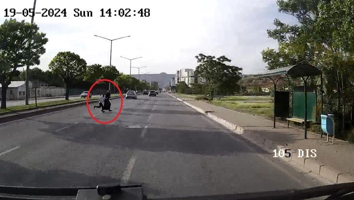 Korkunç görüntüler! Halk otobüsünün çarptığı anne öldü, oğlu ise yaralandı... O anlar ortaya çıktı! G1