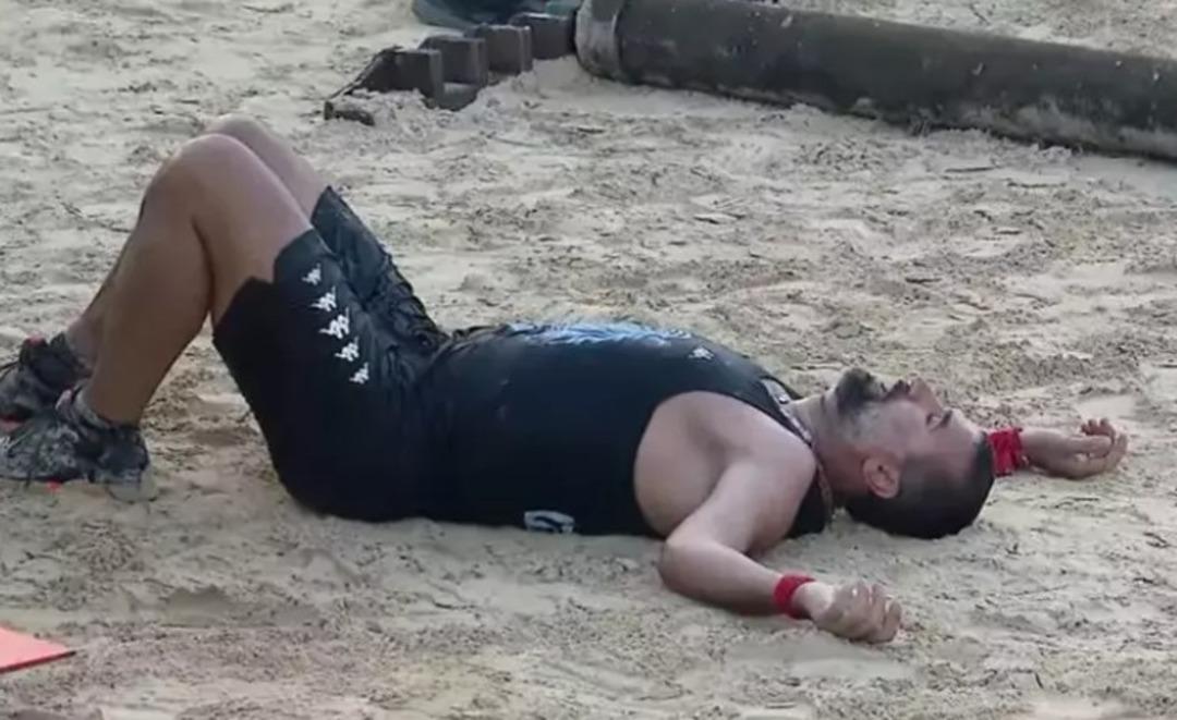 Survivor da korkutan anlar! Hikmet Tuğsuz bir anda yere yığıldı! Arkadaşları yalnız bırakmadı 3