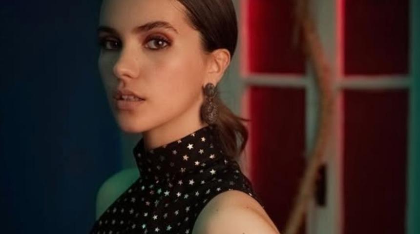 Üç Kız Kardeş'in yıldızı Almila Ada evleniyor! Nişandan ilk kareler...