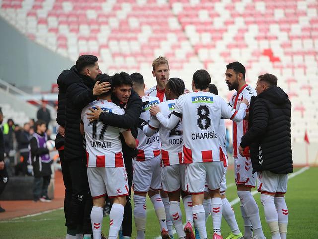 Süper Lig ekibine hükmen mağlubiyet cezası! Sivasspor, kırmızı kart gören oyuncusunu oynattı