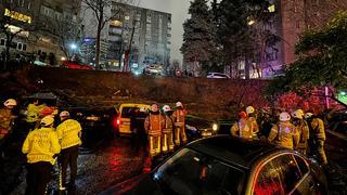 Beşiktaş'ta facianın eşiğinden dönüldü! İstinat duvarı otomobillerin üzerine çöktü