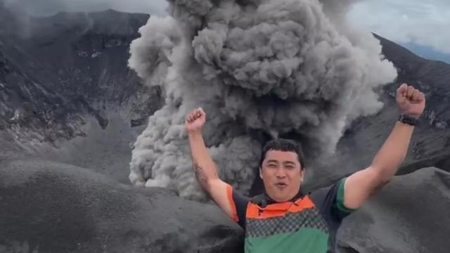 Yanardağ patlarken sadece birkaç adım ötesindeydi! O anları kaydeden fenomen sosyal medyayı ikiye böldü: Bu resmen çılgınlık