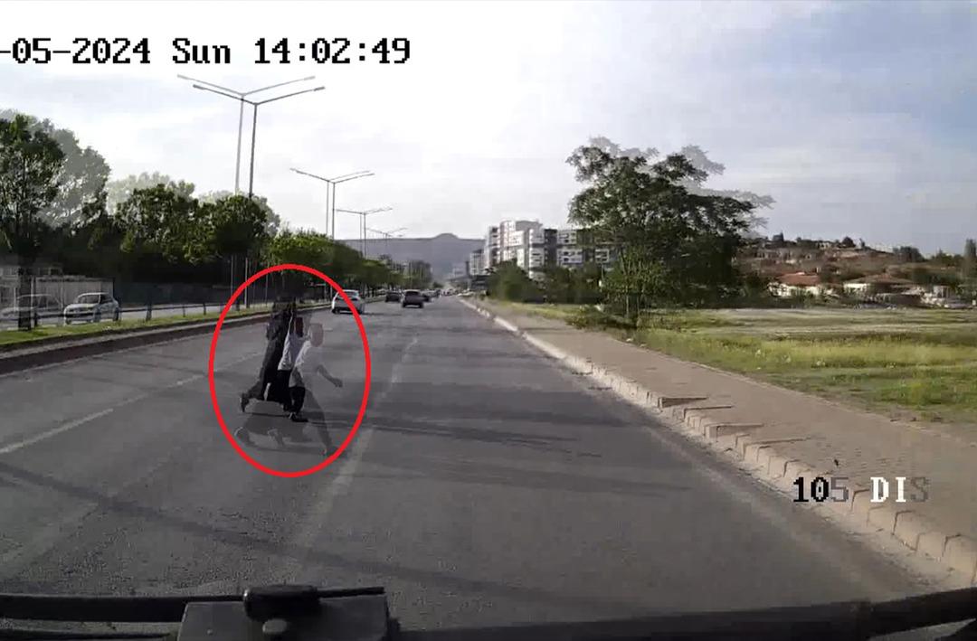 Korkun&ccedil; g&ouml;r&uuml;nt&uuml;ler! Halk otob&uuml;s&uuml;n&uuml;n &ccedil;arptığı anne &ouml;ld&uuml;, oğlu ise yaralandı... O anlar ortaya &ccedil;ıktı!