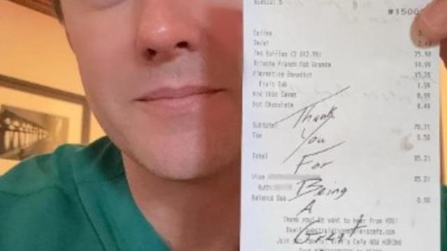 Yediler içtiler! Sıra hesabı istemeye gelince büyük bir şok yaşadılar... 85 dolarlık ( 3.050,12 TL) hiç tanımadıkları bir kişi ödemiş: Şaşırtan not