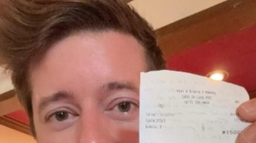 Yediler içtiler! Sıra hesabı istemeye gelince büyük bir şok yaşadılar... 85 dolarlık ( 3.050,12 TL) hiç tanımadıkları bir kişi ödemiş: Şaşırtan not