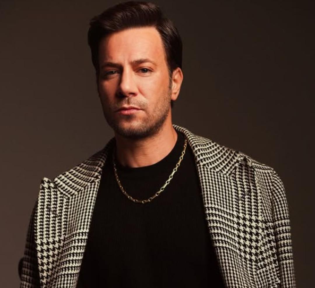 17 yaş küçük sevgilisiyle galaya geldi! Bir Zamanlar İstanbul un Gökhan ı Kaan Taşaner görüntü vermekten çekinmedi! Eleştiri yağdı!  Abi kardeş gibi  1