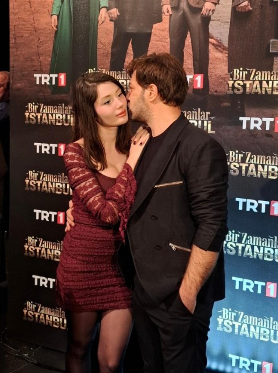 17 yaş küçük sevgilisiyle galaya geldi! Bir Zamanlar İstanbul un Gökhan ı Kaan Taşaner görüntü vermekten çekinmedi! Eleştiri yağdı!  Abi kardeş gibi  4