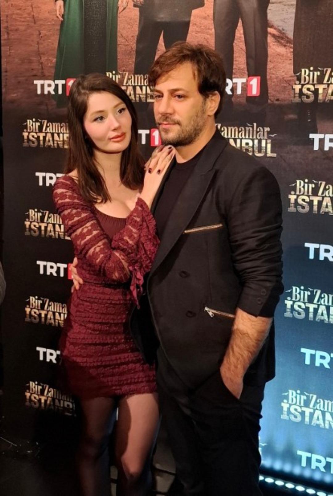 17 yaş küçük sevgilisiyle galaya geldi! Bir Zamanlar İstanbul un Gökhan ı Kaan Taşaner görüntü vermekten çekinmedi! Eleştiri yağdı!  Abi kardeş gibi  3