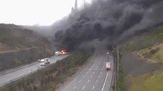 Köprü çıkışı alevler içinde kaldı! Yanan tırı söndürmeye itfaiye ekipleri koştu...