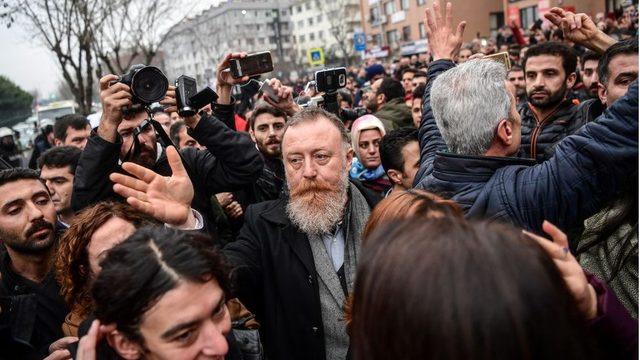 Sezai Temelli Ocak ayında Bakırköy Adliyesi önünde Selahattin Demirtaş'a destek için toplanan grup arasında.