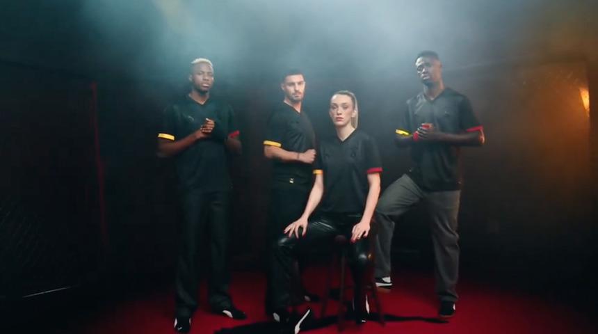 Galatasaray 2024-25 sezonu yeni formaları tanıtıldı! Aslan detayı dikkat çekti…