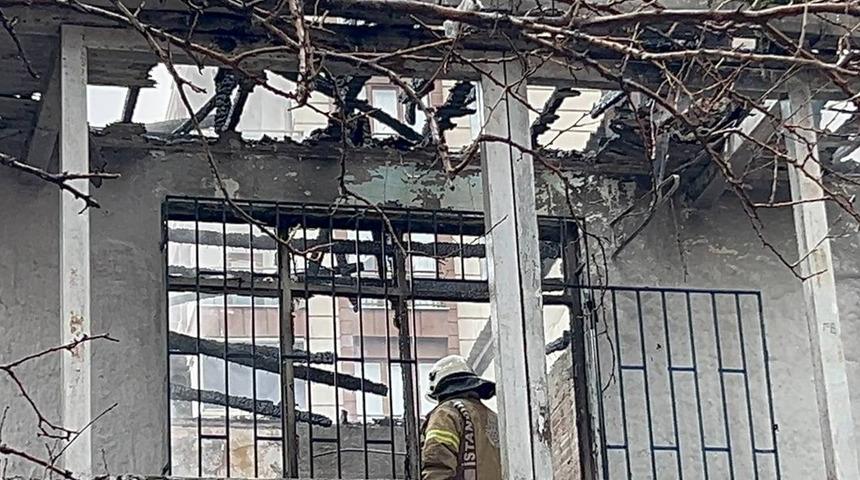 Küçükçekmece'de 2 katlı binada çıkan yangın çıktı! Ekiplerin müdahalesiyle kısa sürede söndürüldü