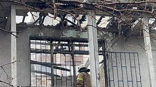 Küçükçekmece'de 2 katlı binada çıkan yangın çıktı! Ekiplerin müdahalesiyle kısa sürede söndürüldü