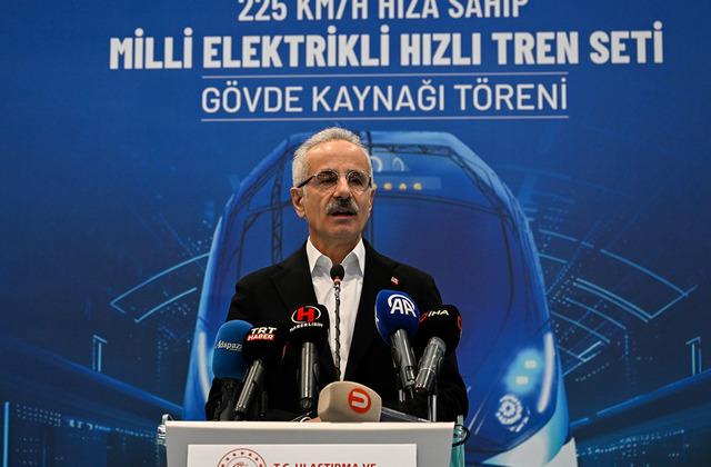 Yerli ve milli elektrikli hızlı tren setine ilk kaynak! Bakan Uraloğlu: 'Tarihe not düşüyoruz'