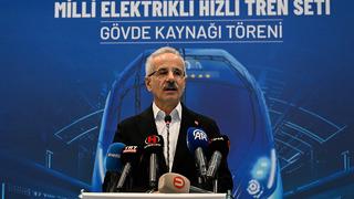 Yerli ve milli elektrikli hızlı tren setine ilk kaynak! Bakan Uraloğlu: 'Tarihe not düşüyoruz'