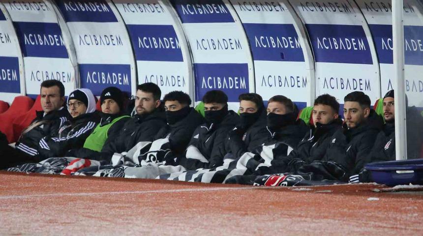 Beşiktaşlı oyuncuların yedek kulübesinde zor anları!