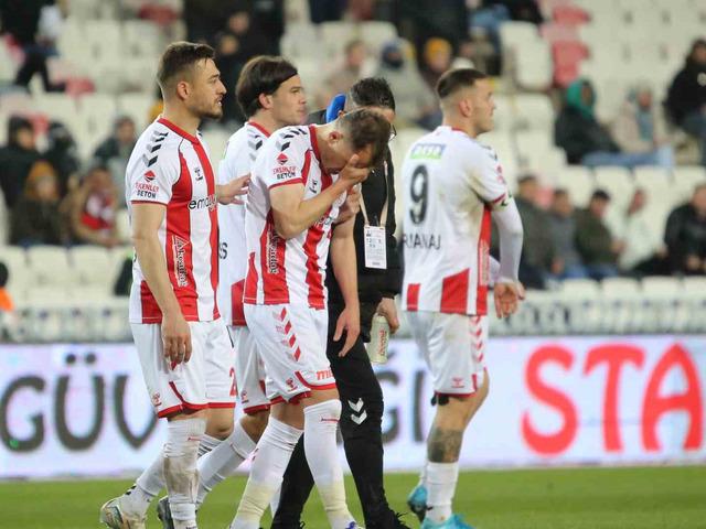 Sivasspor-Beşiktaş maçında şok sakatlık! Saha kenarına zor geldi, ambulansla hastaneye kaldırıldı