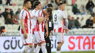 Sivasspor-Beşiktaş maçında şok sakatlık! Saha kenarına zor geldi, ambulansla hastaneye kaldırıldı