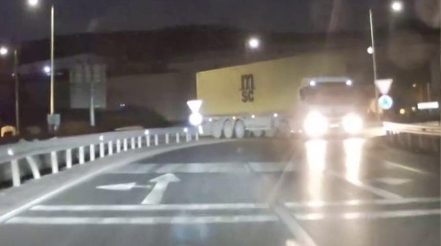 Yer: Bursa! Ters yöne giren tır faciaya davetiye çıkardı