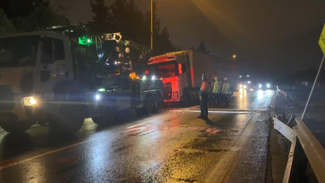 ISTANBUL--BUYUKCEKMECEDE-MAKASLAYAN-TIR_554647_164368